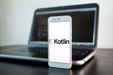 Saint Petersburg, Rusya - 16 Mayıs 2019: Mobil uygulama geliştirme, Kotlin programlama dili