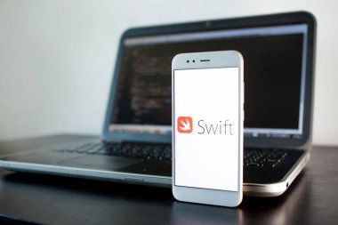 Saint Petersburg, Rusya - 16 Mayıs 2019: Mobil uygulama geliştirme, Swift programlama dili