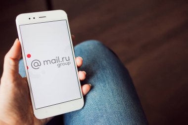 Saint Petersburg, Rusya - 14 Mayıs 2019: Akıllı telefon ekranında Rus şirketi mail.ru grubu logosu.