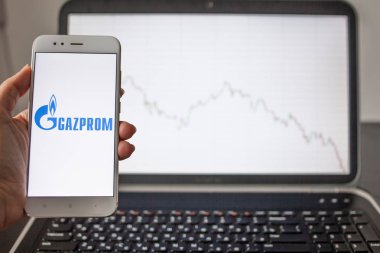 Sankt Petersburg, Rusya-14 Mayıs 2019: stok çizelgeleri arka planda Rus şirketi Gazprom logosu.