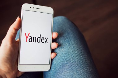Sankt Petersburg, Rusya-Mayıs 14, 2019: Rusça IT şirket Yandex akıllı telefon ekranında logosu.
