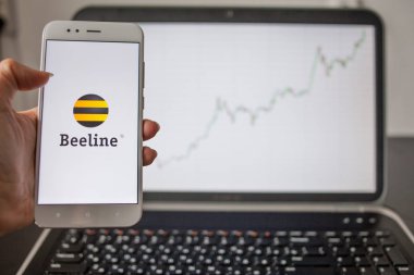 Saint Petersburg, Rusya - 14 Mayıs 2019: Rus şirketi Vimpelcom'un hisse senedi listelerinin arka planında logosu.