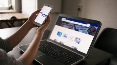 Saint Petersburg, Rusya - 14 Mayıs 2019: site nin kullanıcısı ve uygulama. Rus bankası Vtb'nin web sitesi ve logosu