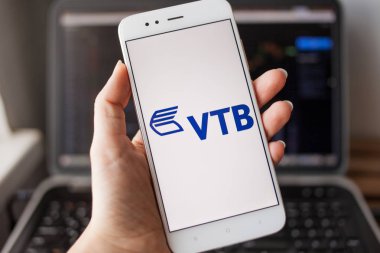Saint Petersburg, Rusya - 14 Mayıs 2019: Akıllı telefon ekranında Rus bankası Vtb'nin logosu.