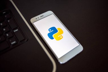 Saint Petersburg, Rusya - 16 Mayıs 2019: Mobil geliştirme için programlama dili Python, konsept.