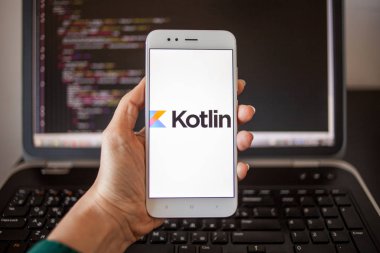 Saint Petersburg, Rusya - 16 Mayıs 2019: Mobil uygulama geliştirme, Kotlin programlama dili