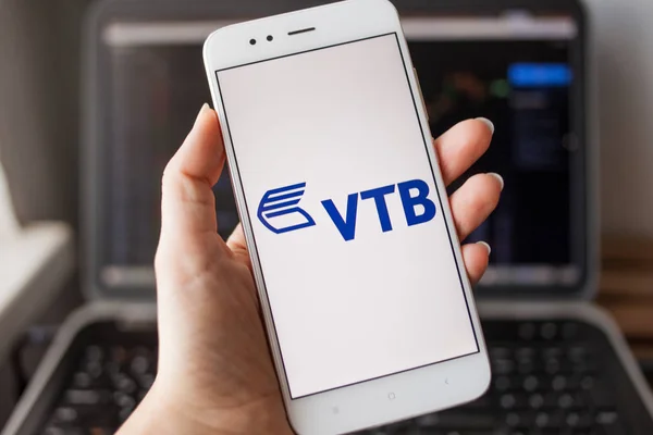 SAN PETERSBURG, RUSIA - 14 DE MAYO DE 2019: Logo del banco ruso VTB en la pantalla del smartphone . — Foto de Stock