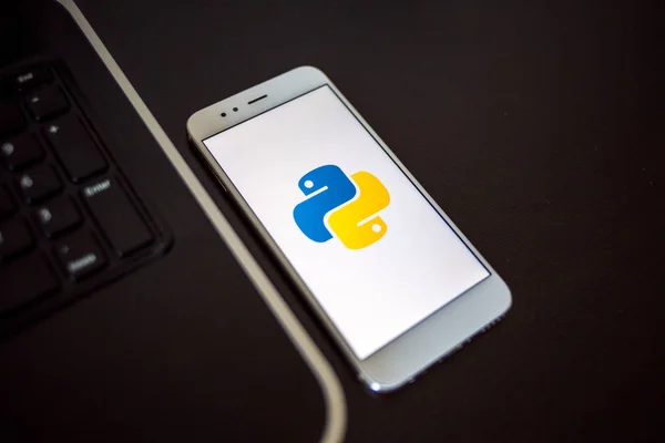 САЙНТ-ПЕТЕРБУРГ, РОССИЯ - 16 МАЯ 2019 года: Язык программирования Python для разработки мобильных устройств, концепция . — стоковое фото