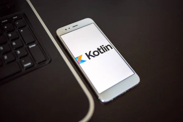 САЙНТ-ПЕТЕРБУРГ, РОССИЯ - 16 МАЯ 2019 года: Язык программирования Kotlin для разработки мобильных устройств, концепция . — стоковое фото