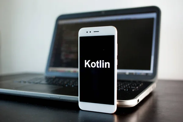 Разработка мобильных приложений, язык программирования Kotlin для мобильных устройств . — стоковое фото