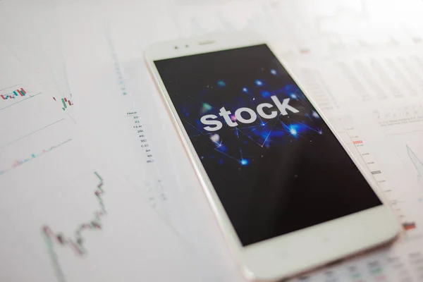Investice do akcií, koncepce. Zprávy a statistiky, analýza trhu cenných papírů. — Stock fotografie