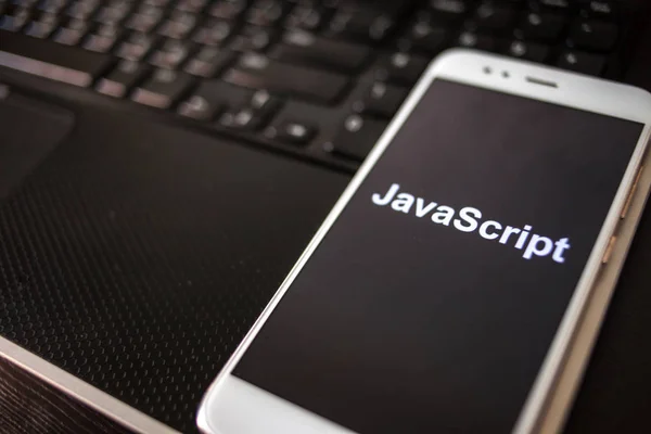 JavaScript-programmeringsspråk för mobil utveckling, koncept. Smartphone — Stockfoto