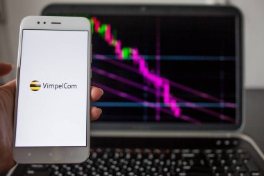 Saint Petersburg, Rusya - 14 Mayıs 2019: Rus şirketi Vimpelcom'un hisse senedi listelerinin arka planında logosu.