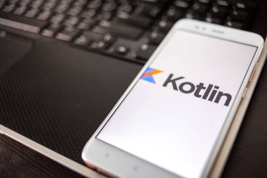 Sankt Petersburg, Rusya-Mayıs 16, 2019: mobil geliştirme, konsept için Kotlin programlama dili. Smartphone
