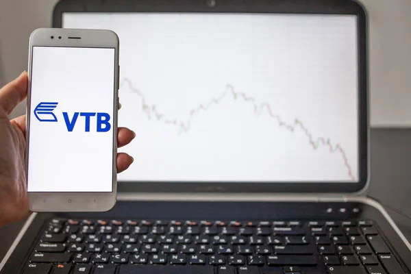 САЙНТ-ПЕТЕРБУРГ, РОССИЯ - 14 мая 2019 года: логотип российского банка ВТБ на фоне фондовых чартов . — стоковое фото