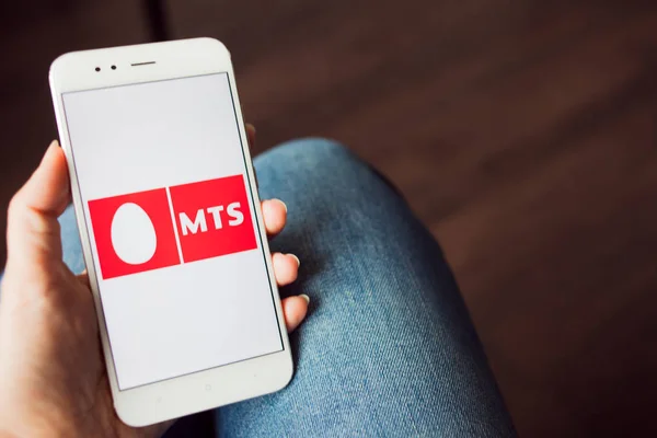 САЙНТ-ПЕТЕРБУРГ, РОССИЯ - 14 мая 2019 года: Логотип российской компании МТС на экране смартфона . — стоковое фото