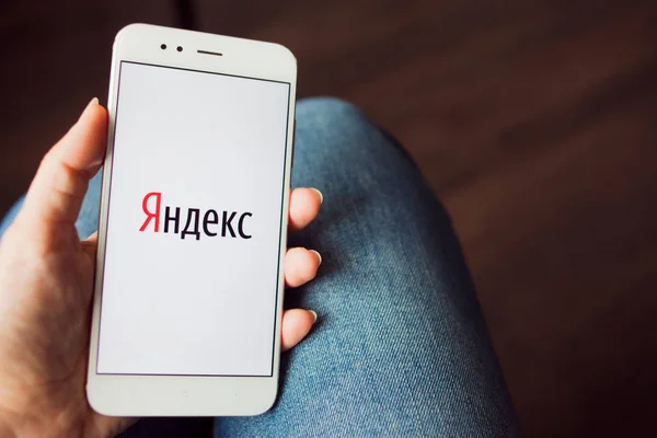 SAINT PETERSBURG, RÚSSIA - 14 de maio de 2019: Logo da empresa russa de TI Yandex na tela do smartphone . — Fotografia de Stock