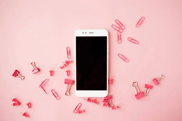 Shattered Pink briefpapier, witte smartphone, roze achtergrond. Flatlay. — Stockfoto