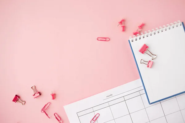 Ay ve not defteri için Boş kağıt takvim köşesi. Pembe klipler ve düğmeler. Pembe arka plan.