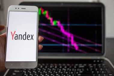 Saint Petersburg, Rusya - 14 Mayıs 2019: Rus It şirketi Yandex'in hisse senedi listelerinin arka planında logosu.