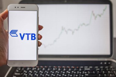 Sankt Petersburg, Rusya-Mayıs 14, 2019: stok çizelgeleri arka planda Rus Bankası VTB logosu.