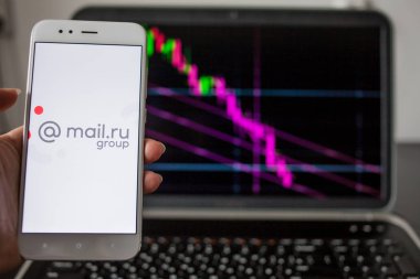 Saint Petersburg, Rusya - 14 Mayıs 2019: Rus şirketinin logosu mail.ru grubu hisse senedi listelerinin arka planında.