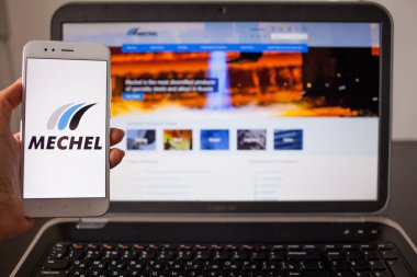Saint Petersburg, Rusya - 14 Mayıs 2019: Rus şirketi Mechel'in web sitesi ve logosu araçlar ekranlarında.