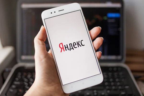 SAN PETERSBURG, RUSIA - 14 DE MAYO DE 2019: Logotipo de la empresa rusa de TI Yandex en la pantalla del smartphone . — Foto de Stock