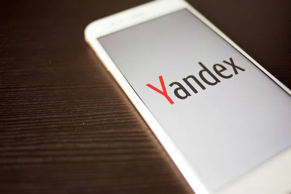САЙНТ-ПЕТЕРБУРГ, РОССИЯ - 14 мая 2019 года: Логотип российской IT-компании "Яндекс" на экране смартфона . — стоковое фото