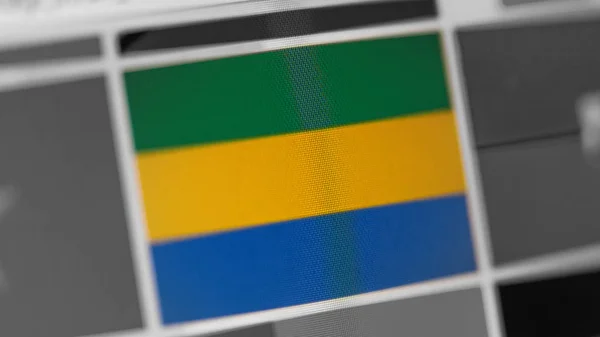 Gabón bandera nacional del país. Bandera de Gabón en la pantalla, un efecto de moire digital . — Foto de Stock