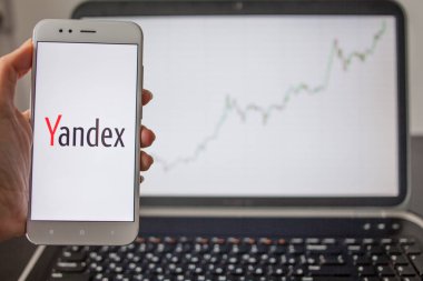 Saint Petersburg, Rusya - 14 Mayıs 2019: Rus It şirketi Yandex'in hisse senedi listelerinin arka planında logosu.