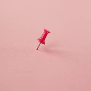 Dağınık pembe kağıt pim. Pembe arka plan. Kopyalama alanı