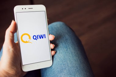 Saint Petersburg, Rusya - 14 Mayıs 2019: Akıllı telefon ekranında Rus şirketi qiwi logosu.