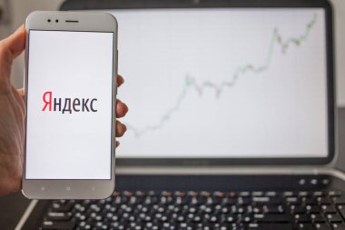 Saint Petersburg, Rusya - 14 Mayıs 2019: Rus It şirketi Yandex'in hisse senedi listelerinin arka planında logosu.