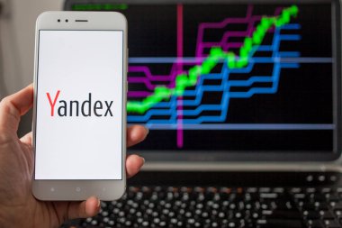 Saint Petersburg, Rusya - 14 Mayıs 2019: Rus It şirketi Yandex'in hisse senedi listelerinin arka planında logosu.