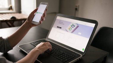 Saint Petersburg, Rusya - 14 Mayıs 2019: site nin kullanıcısı ve uygulama. Rus sberbank web sitesi ve logosu