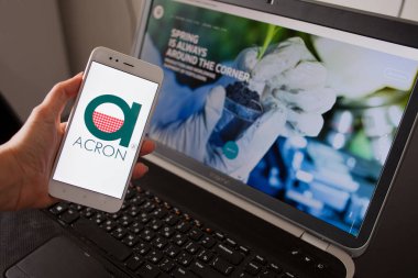 Saint Petersburg, Rusya - 14 Mayıs 2019: Gadget'ların ekranlarında Rus şirketi Acron'un web sitesi ve logosu.