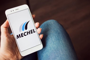 Saint Petersburg, Rusya - 14 Mayıs 2019: Akıllı telefon ekranında Rus şirketi Mechel'in logosu.