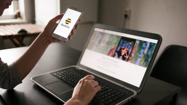 Saint Petersburg, Rusya - 14 Mayıs 2019: site nin kullanıcısı ve uygulama. Rus şirketinin web sitesi ve logosu