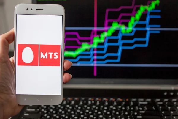 Saint Petersburg, Rusya - 14 Mayıs 2019: Rus şirketi Mts'nin hisse senedi listelerinin arka planındaki logosu. — Stok fotoğraf