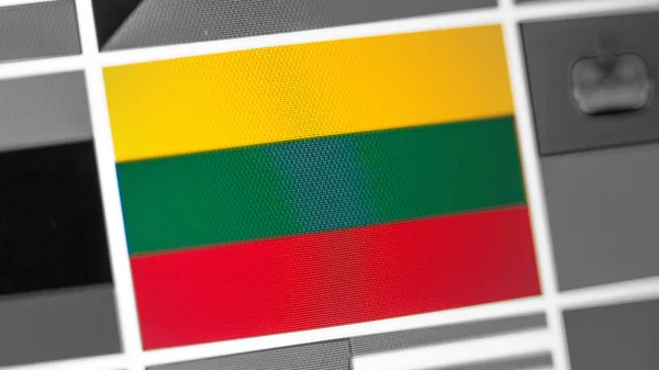 Λιθουανία, εθνική σημαία της χώρας. Η σημαία της Λιθουανίας στην οθόνη, ένα ψηφιακό εφέ. — Φωτογραφία Αρχείου