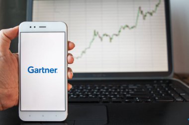 Saint Petersburg, Rusya - 25 Haziran 2019: Akıllı telefon ekranında Gartner Company logosu.