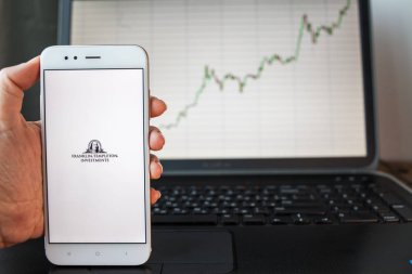 Saint Petersburg, Rusya - 25 Haziran 2019: Akıllı telefon ekranında Franklin Templeton Investments logosu.