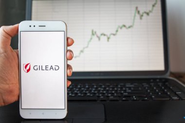 Saint Petersburg, Rusya - 25 Haziran 2019: Akıllı telefon ekranında Gilead Sciences Company logosu.