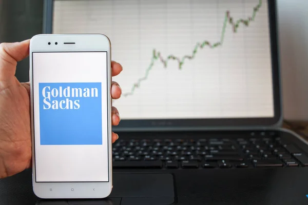 Saint Petersburg, Rusya - 25 Haziran 2019: Akıllı telefon ekranında Goldman Sachs Group Company logosu.