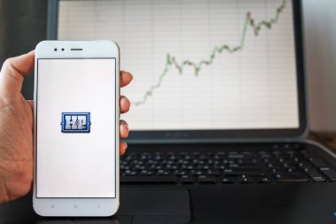 Saint Petersburg, Rusya - 25 Haziran 2019: Akıllı telefon ekranında Helmerich Payne Company logosu.