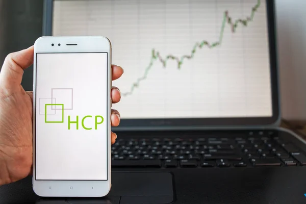 SAN PETERSBURG, RUSIA - 25 DE JUNIO DE 2019: Logotipo de HCP Company en la pantalla del smartphone . — Foto de Stock
