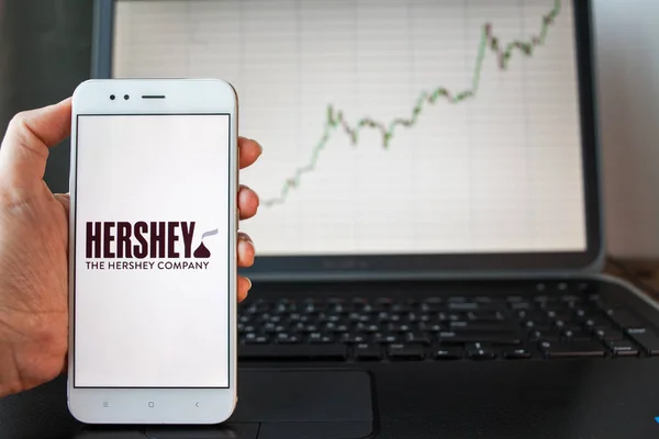 SAN PETERSBURG, RUSIA - 25 DE JUNIO DE 2019: El logotipo de Hershey Company en la pantalla del smartphone . — Foto de Stock