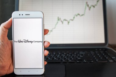 Saint Petersburg, Rusya - 25 Haziran 2019: Akıllı telefon ekranında Walt Disney Company logosu.