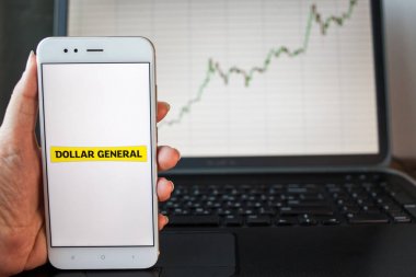 Saint Petersburg, Rusya - 25 Haziran 2019: Akıllı telefon ekranında Dollar General Corporation logosu.